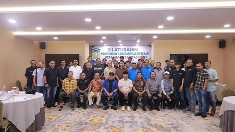 Bupati Aceh Besar Muharram Idris (Syech Muharram) bersama Wakil Bupati Syukri A Jalil menggelar silaturahmi dengan 10 organisasi pers di The Pade Hotel, Jumat (21/8/2026).