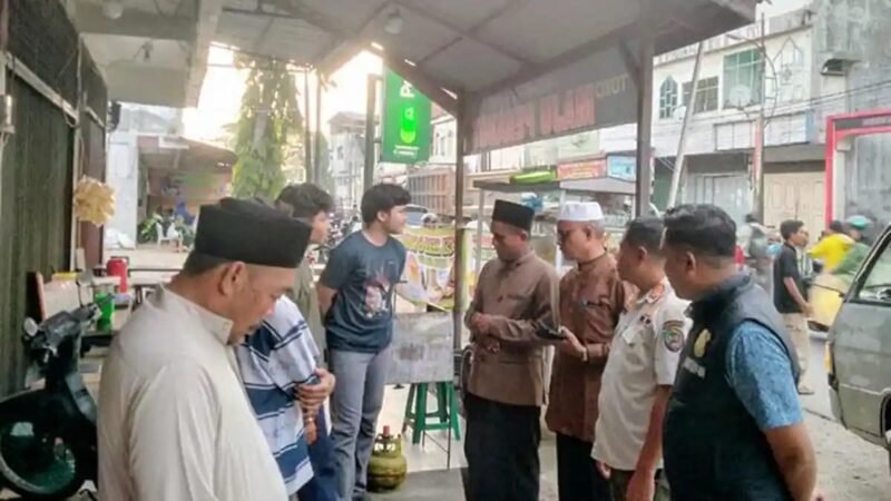 Tim gabungan Pemkab Aceh Barat Daya intensifkan pengawasan terhadap pedagang yang masih beraktivitas menjelang Magrib di Blangpidie, Sabtu (22/8/2026).