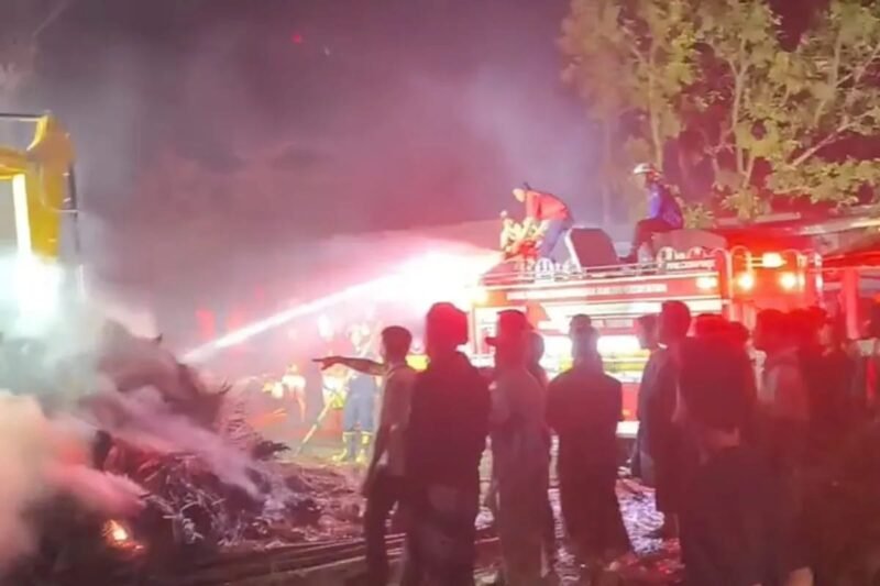 Kebakaran hebat melanda kawasan wisata rumah adat Dusun Sade di Desa Rambitan, Pujut, Lombok Tengah, Sabtu malam (22/8/2026) sekitar pukul 22.00 WITA.