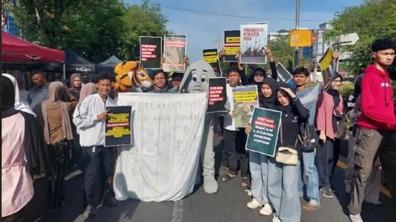 Perkumpulan Pembela Lingkungan Hidup (P2LH) Aceh menggelar kampanye dan pengumpulan petisi penolakan tambang di Suaka Margasatwa Rawa Singkil pada arena Car Free Day Banda Aceh, Minggu (23/8/2026).