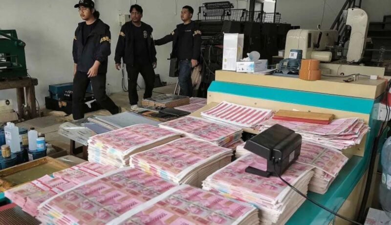 Polda Metro Jaya membongkar sindikat pemalsuan uang pecahan Rp100.000 senilai Rp36 miliar di kawasan gudang Taman Tekno, Serpong, Tangerang Selatan.