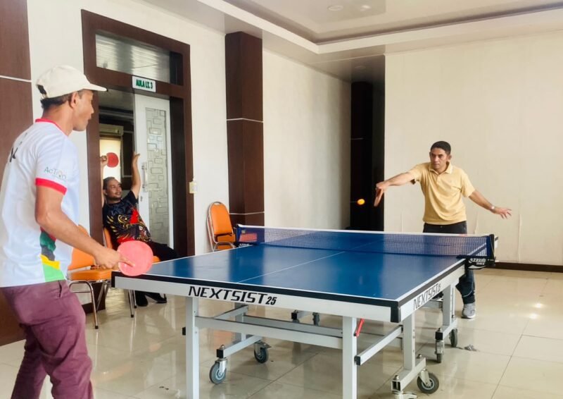 Kepala Dinas Pendidikan Dayah Aceh, Muhsin, S.Pd.I., M.Pd.I., secara resmi membuka Turnamen Tenis Meja Antar-Bidang dalam rangka Semarak Kemerdekaan HUT RI Ke-81 di Aula Lantai 3 Kantor Dinas Pendidikan Dayah Aceh, Banda Aceh, Minggu (23/8/2026).