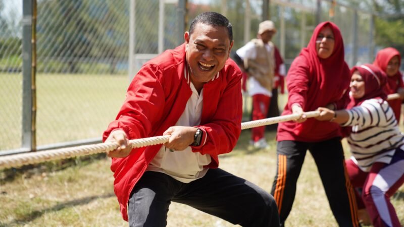 > Meriah! Ratusan peserta dari 9 kecamatan bertanding Tarik Tambang, Lompat Karung, dan Bakiak Wanita di Lapangan Meuraxa, Banda Aceh, 23 Agustus 2026.