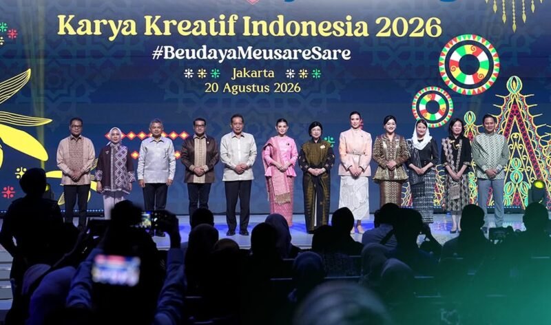 Pejabat Gubernur Sementara Bank Indonesia, Destry Damayanti (tengah), bersama Ketua Dewan Kerajinan Nasional, Selvi Gibran Rakabuming, dan jajaran menteri meresmikan pembukaan Karya Kreatif Indonesia (KKI) 2026 di JICC, Jakarta (20/8/2026).
