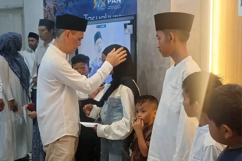 DPW Partai Amanat Nasional (PAN) Aceh menyalurkan santunan kepada 1.834 anak yatim di seluruh Aceh dalam rangka HUT ke-28 partai, Minggu (23/8/2026).
