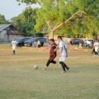 Laga persahabatan sepak bola antara Pemkab Aceh Besar dan DPRK Aceh Besar di Lapangan Persima, Ingin Jaya, Sabtu (22/8/2026), berakhir 2-1 untuk kemenangan DPRK.