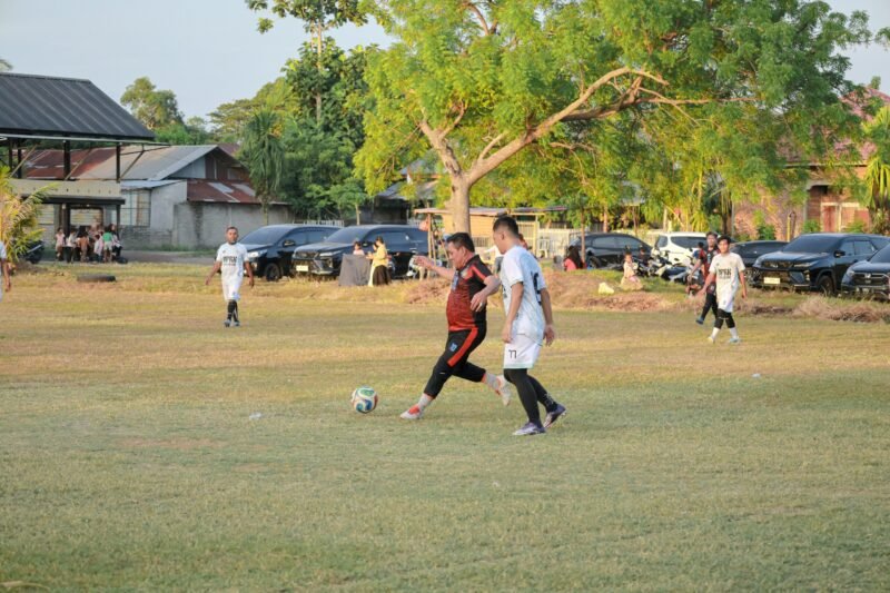 Laga persahabatan sepak bola antara Pemkab Aceh Besar dan DPRK Aceh Besar di Lapangan Persima, Ingin Jaya, Sabtu (22/8/2026), berakhir 2-1 untuk kemenangan DPRK.