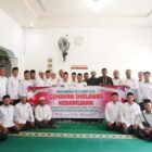Kantor Kemenag Kota Banda Aceh bersama IPARI Kota Banda Aceh menggelar Gerakan Shalawat Kebangsaan melalui pembacaan dan kajian Dalail al-Khairat di Meunasah Langgar Batu, Kampung Baru, Senin (24/8/2026).