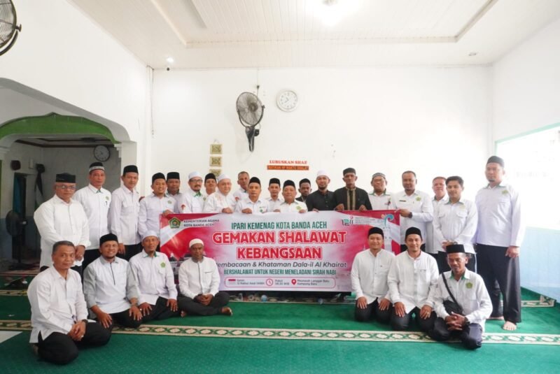 Kantor Kemenag Kota Banda Aceh bersama IPARI Kota Banda Aceh menggelar Gerakan Shalawat Kebangsaan melalui pembacaan dan kajian Dalail al-Khairat di Meunasah Langgar Batu, Kampung Baru, Senin (24/8/2026).