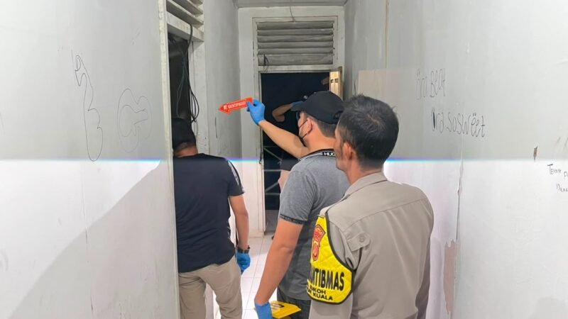 Petugas kepolisian dan Tim Inafis Polresta Banda Aceh melakukan penanganan dan olah Tempat Kejadian Perkara (TKP) di lokasi ditemukannya seorang mahasiswa USK yang meninggal dunia di Kompleks Asrama Mahasiswa USK, Kopelma Darussalam, Banda Aceh, Minggu (23/8/2026).