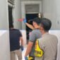 Petugas kepolisian dan Tim Inafis Polresta Banda Aceh melakukan penanganan dan olah Tempat Kejadian Perkara (TKP) di lokasi ditemukannya seorang mahasiswa USK yang meninggal dunia di Kompleks Asrama Mahasiswa USK, Kopelma Darussalam, Banda Aceh, Minggu (23/8/2026).