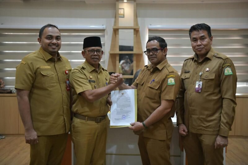 Wakil Gubernur Aceh Fadhlullah (Dek Fadh) menyaksikan penyerahan Surat Keputusan (SK) Pelaksana Tugas (Plt) Sekda Aceh secara daring dari Jakarta, sementara Taufik menerima SK tersebut di Aula Badan Kepegawaian Aceh (BKA), Banda Aceh, Senin (24/8/2026).