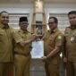 Wakil Gubernur Aceh Fadhlullah (Dek Fadh) menyaksikan penyerahan Surat Keputusan (SK) Pelaksana Tugas (Plt) Sekda Aceh secara daring dari Jakarta, sementara Taufik menerima SK tersebut di Aula Badan Kepegawaian Aceh (BKA), Banda Aceh, Senin (24/8/2026).