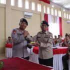 Dansat Brimob Polda Aceh Kombes Pol. Zulkifli Ismail, S.I.K., M.Han., menyerahkan potongan tumpeng kepada anggota PKBB tertua AKBP (Purn.) H. S. Brahmana, S.H., pada peringatan HUT ke-10 PKBB di Aula Sakanti Yana Utama Satbrimob Polda Aceh, Banda Aceh, Senin (24/8/2026).