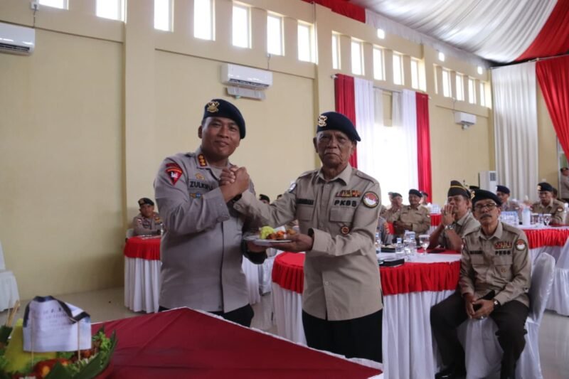 Dansat Brimob Polda Aceh Kombes Pol. Zulkifli Ismail, S.I.K., M.Han., menyerahkan potongan tumpeng kepada anggota PKBB tertua AKBP (Purn.) H. S. Brahmana, S.H., pada peringatan HUT ke-10 PKBB di Aula Sakanti Yana Utama Satbrimob Polda Aceh, Banda Aceh, Senin (24/8/2026).