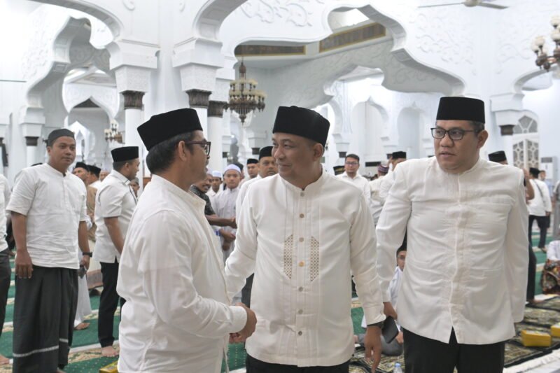 Plt. Sekda Aceh Taufik (tengah) bersama jajaran Forkopimda Aceh menghadiri peringatan Maulid Nabi Muhammad SAW 1448 H di Masjid Raya Baiturrahman, Banda Aceh, Senin (24/8/2026).