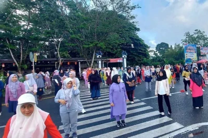 Pemerintah Kabupaten Simeulue memanfaatkan Car Free Day sebagai sarana strategis memasarkan produk UMKM lokal. Bupati Muhammad Nasrun Mikaris menyebut CFD yang perdana digelar Minggu (23/8) di jalur dua Desa Air Dingin, Simeulue Timur, akan rutin tiap 2 minggu sekali.
