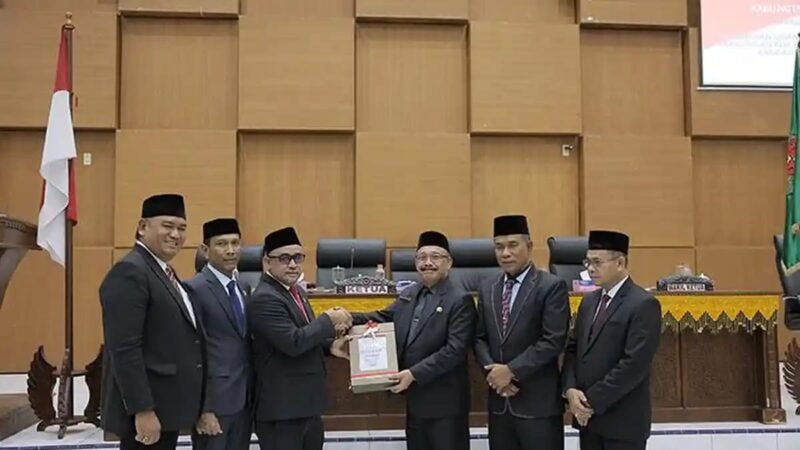 Bupati Pidie H. Sarjani Abdullah resmi menyerahkan Rancangan KUA-PPAS Tahun Anggaran 2027 kepada DPRK Pidie dalam Rapat Paripurna, Senin (24/8/2026).