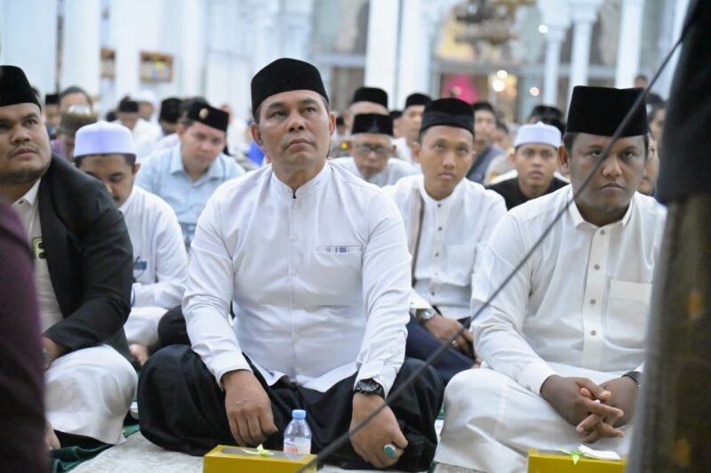 Bupati Aceh Besar, H Muharram Idris menghadiri peringatan Maulid Nabi Muhammad SAW 1448 H, di Masjid Raya Baiturrahman, Banda Aceh, Senin (24/8/2026) malam. FOTO/ MC ACEH BESAR