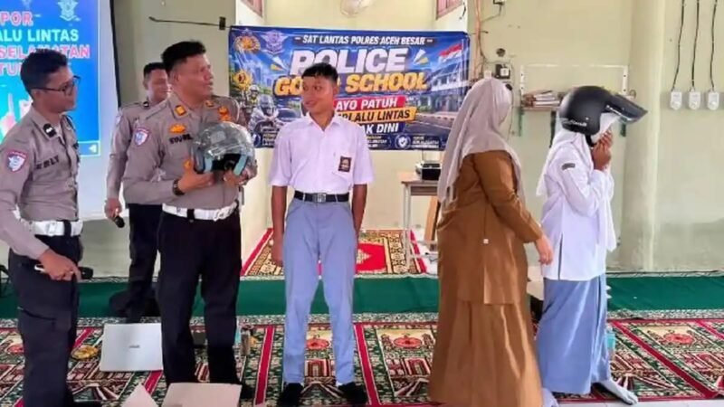 Satlantas Polres Aceh Besar menggelar edukasi keselamatan berlalu lintas di SMK Negeri 1 Jantho, Senin (24/8/2026).