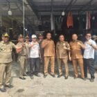 Pemko Banda Aceh melalui Diskopukmdag bersama Satpol PP-WH, Dinas PU dan Damkar melakukan relokasi sementara pedagang sirih (ranup) dari kawasan Masjid Raya Baiturrahman ke area depan MPP, Senin (24/8/2026). 