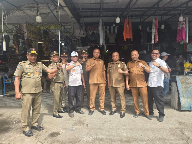 Pemko Banda Aceh melalui Diskopukmdag bersama Satpol PP-WH, Dinas PU dan Damkar melakukan relokasi sementara pedagang sirih (ranup) dari kawasan Masjid Raya Baiturrahman ke area depan MPP, Senin (24/8/2026).