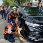 Dinas Perhubungan Kota Banda Aceh menggembok 10 mobil yang parkir di badan jalan Kawasan Tertib Lalu Lintas Jalan T Nyak Arief hingga Simpang Lima, Senin (24/8/2026).