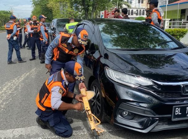 Dinas Perhubungan Kota Banda Aceh menggembok 10 mobil yang parkir di badan jalan Kawasan Tertib Lalu Lintas Jalan T Nyak Arief hingga Simpang Lima, Senin (24/8/2026).