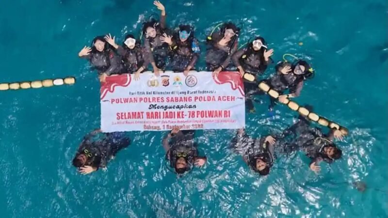 Polisi Wanita Polres Sabang memperingati Hari Jadi Polwan ke-78 dengan aksi penyelaman di perairan Pulau Rubiah, Desa Iboih, Selasa (25/8/2026).