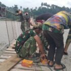 Semangat gotong royong TNI dan warga terlihat dalam penyelesaian pembangunan Jembatan Gantung Perintis Garuda di Desa Kumbang Jaya, Aceh Tenggara, Selasa (25/8/2026).

