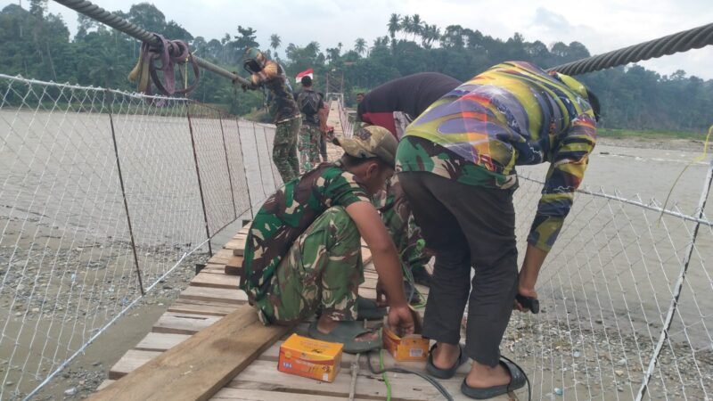 Semangat gotong royong TNI dan warga terlihat dalam penyelesaian pembangunan Jembatan Gantung Perintis Garuda di Desa Kumbang Jaya, Aceh Tenggara, Selasa (25/8/2026).