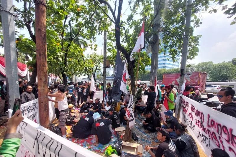 Persiapan aksi demonstrasi di depan kompleks MPR/DPR RI mulai terlihat pada Rabu (26/8).
