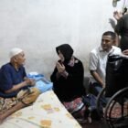Wali Kota Banda Aceh Illiza Sa’aduddin Djamal menyerahkan langsung kursi roda kepada tiga lansia di Kecamatan Jaya Baru, Senin (24/8/2026) sore. Ketiganya adalah Syamsuddin, Heppi Nurbintata, dan Ummamah.