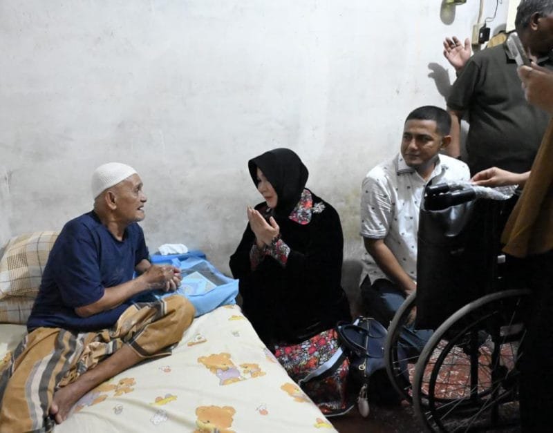 Wali Kota Banda Aceh Illiza Sa’aduddin Djamal menyerahkan langsung kursi roda kepada tiga lansia di Kecamatan Jaya Baru, Senin (24/8/2026) sore. Ketiganya adalah Syamsuddin, Heppi Nurbintata, dan Ummamah.