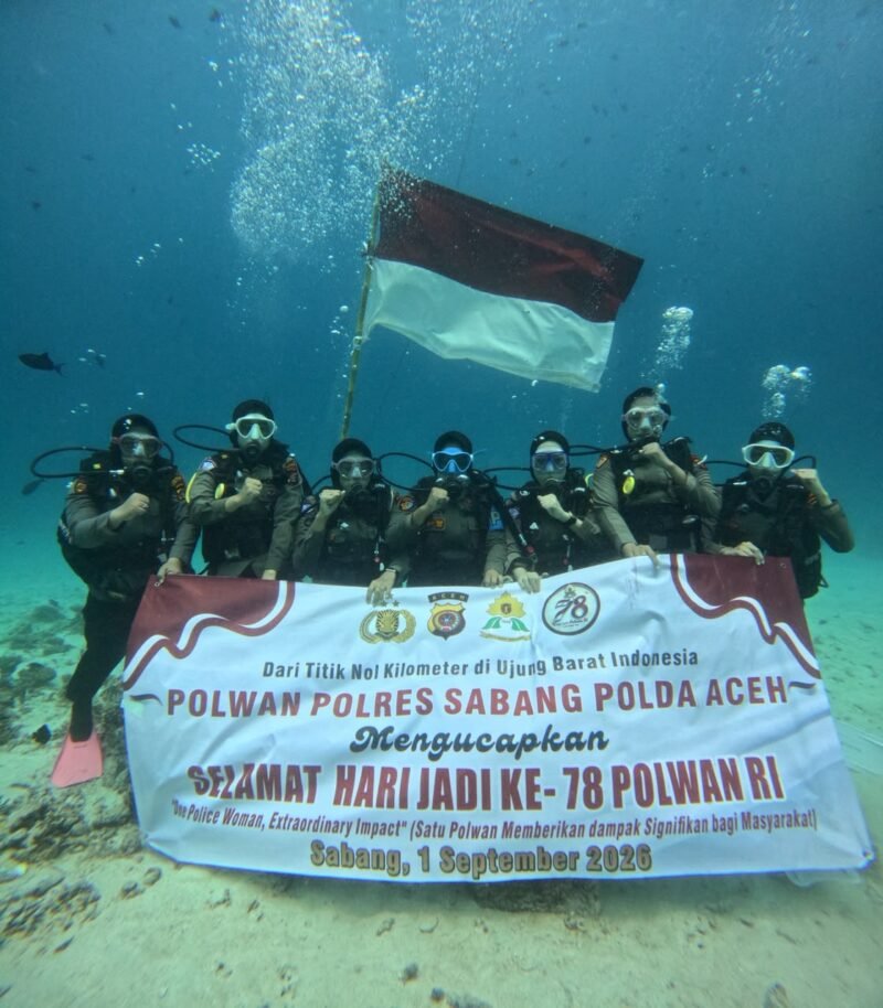 Seven police women (Polwan) from the Sabang Police Force perform a dive to unveil the Indonesian Red and White flag alongside a commemorative banner for the 78th Anniversary of Polwan in the underwater realm of Rubiah Island, Sabang, Aceh, on Tuesday, August 25, 2026.