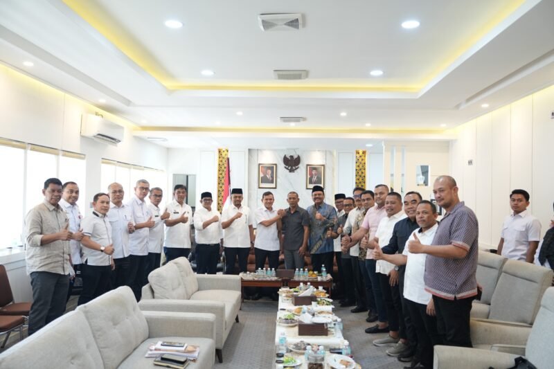 Wakil Gubernur Aceh Fadhlullah (Dek Fadh) bersama Pimpinan dan Anggota DPRA menggelar rapat koordinasi membahas agenda strategis pembangunan daerah di Banda Aceh, Rabu (26/8/2026).