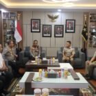 Kapolda Aceh Irjen Pol. Ruddi Setiawan (kanan) berbincang dengan Kepala Kanwil BPN Provinsi Aceh Dr. Ir. Arinaldi (kiri) saat kunjungan silaturahmi di ruang kerja Kapolda Aceh, Banda Aceh, Rabu (26/8/2026). 