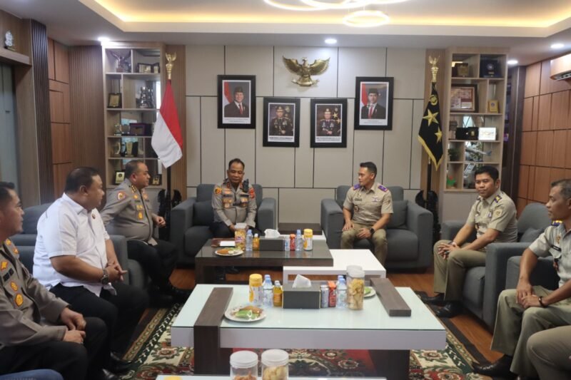 Kapolda Aceh Irjen Pol. Ruddi Setiawan (kanan) berbincang dengan Kepala Kanwil BPN Provinsi Aceh Dr. Ir. Arinaldi (kiri) saat kunjungan silaturahmi di ruang kerja Kapolda Aceh, Banda Aceh, Rabu (26/8/2026). 