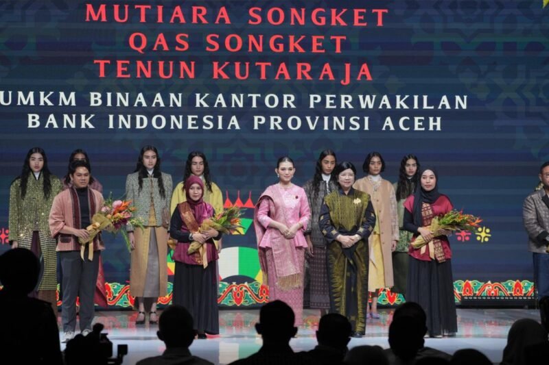 Produk unggulan UMKM binaan BI Aceh tampil memukau pada gelaran Karya Kreatif Indonesia (KKI) 2026 di Jakarta. UMKM Aceh sukses membukukan total transaksi dan realisasi ekspor hingga Rp7,98 miliar.
