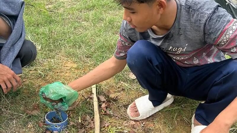 Mahasiswa KKN-PPM Kelompok 29 Universitas Malikussaleh memasang lubang resapan biopori di kawasan meunasah Gampong Cempeudak, Kecamatan Kuta Makmur, Aceh Utara, Rabu (26/8/2026).