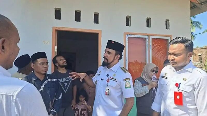 Bupati Aceh Timur Iskandar Usman Al-Farlaky meninjau pembangunan hunian tetap korban banjir di Desa Kabu, Kecamatan Peureulak Barat, Kamis (27/8/2026).