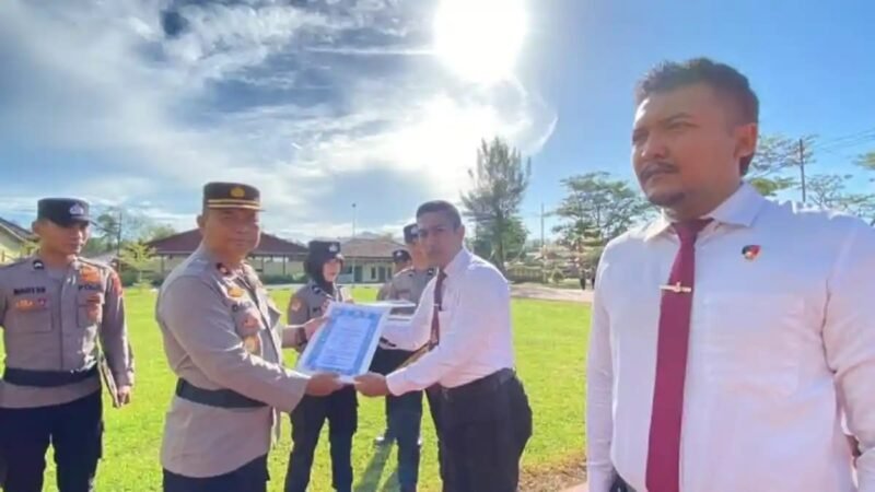 18 personel Satreskrim Polres Simeulue menerima penghargaan atas keberhasilan mengungkap kasus pencurian emas Rp278 juta di Toko Emas Murni, Desa Sinabang.