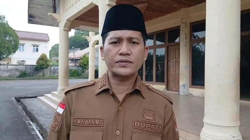 Bupati Aceh Selatan Mirwan MS mengimbau masyarakat menghentikan pembukaan lahan dengan cara membakar untuk mencegah karhutla. Imbauan disampaikan Kamis (27/8/2026) di Tapaktuan.