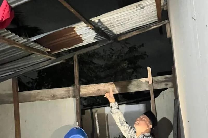 Angin puting beliung disertai hujan dan petir menerjang Kecamatan Julok, Aceh Timur, Rabu (26/8) malam.