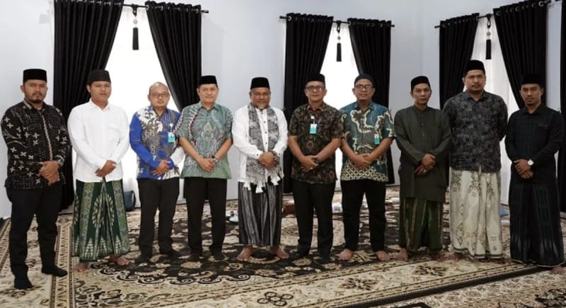 RSUD Meuraxa melakukan kunjungan silaturahmi ke Dayah Thalibul Huda Bayu dalam rangka membangun kerjasama bidang rujukan kesehatan bagi para santri, Kamis (27/8/2026).