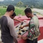 Personel TNI bersama tim teknis menyelesaikan tahap akhir pengelasan lantai Jembatan Gantung Perintis yang menghubungkan Desa Kumbang Jaya dan Desa Gulo, Kabupaten Aceh Tenggara, Kamis (27/8/2026).