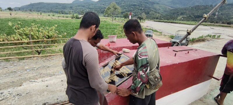 Personel TNI bersama tim teknis menyelesaikan tahap akhir pengelasan lantai Jembatan Gantung Perintis yang menghubungkan Desa Kumbang Jaya dan Desa Gulo, Kabupaten Aceh Tenggara, Kamis (27/8/2026).