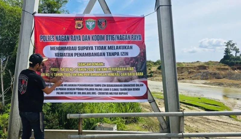 Polres Nagan Raya mengintensifkan pengawasan tambang ilegal dengan memasang spanduk larangan di titik-titik rawan, Sabtu.