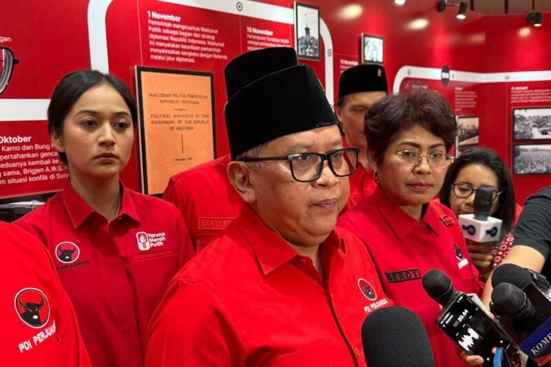 Sekjen PDI-P Hasto Kristiyanto menanggapi absennya tanda tangan Ketua DPR Puan Maharani dalam Surat Komitmen RUU Perampasan Aset.