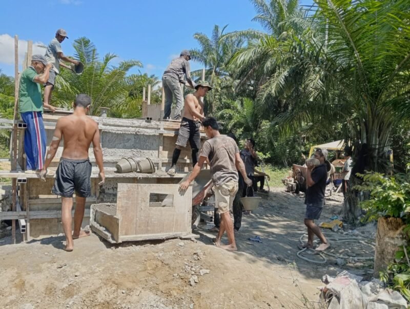 Pembangunan Jembatan Gantung Perintis yang menghubungkan Desa Serasah dan Desa Cibubukan di Kecamatan Simpang Kanan, Kabupaten Aceh Singkil, Jumat (28/8/2026).
